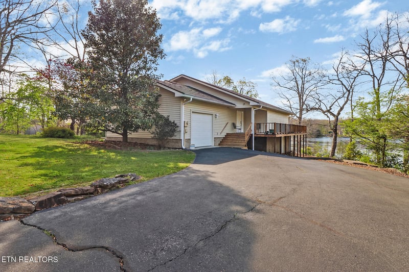 272 N Lake Tr, Monterey, TN 38574