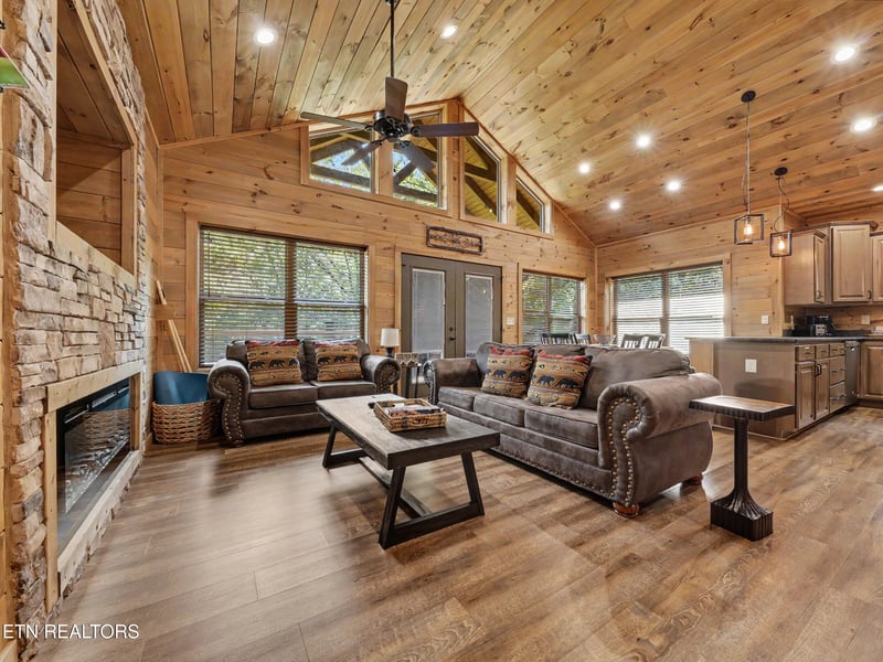 2724 Pine Crest Ln, Sevierville, TN 37862