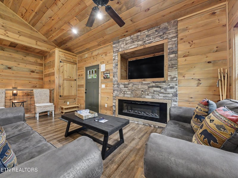 2724 Pine Crest Ln, Sevierville, TN 37862
