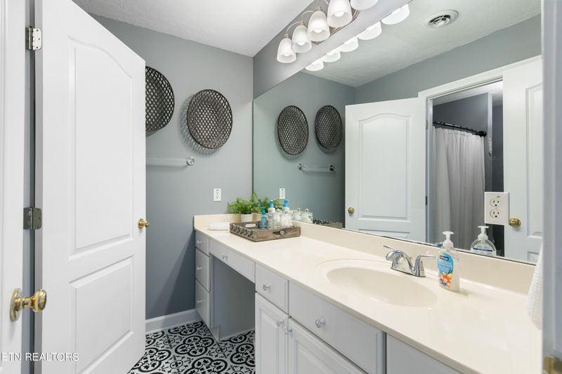 2726 W Gallaher Ferry Rd, Knoxville, TN 37932