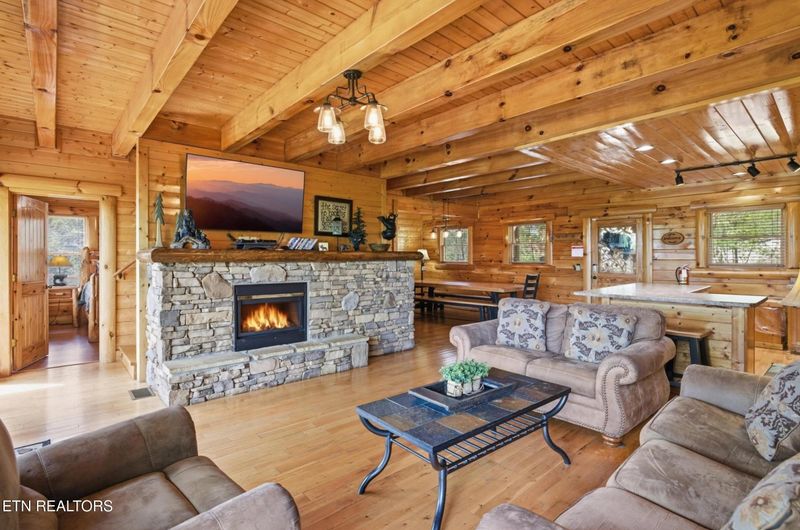 2733 Cats Paw Ln, Sevierville, TN 37862