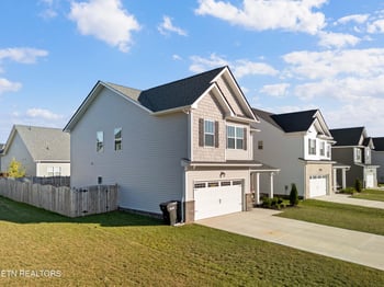 2733 Farmhouse Dr, Maryville, TN 37803