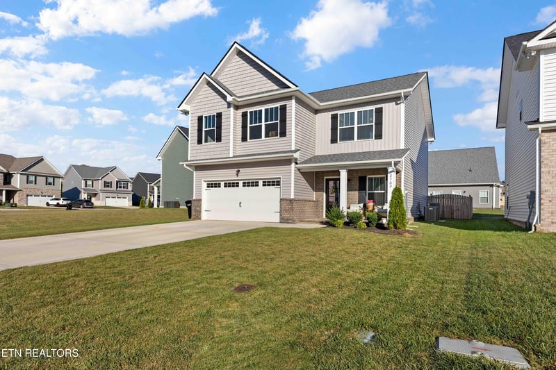 2733 Farmhouse Dr, Maryville, TN 37803