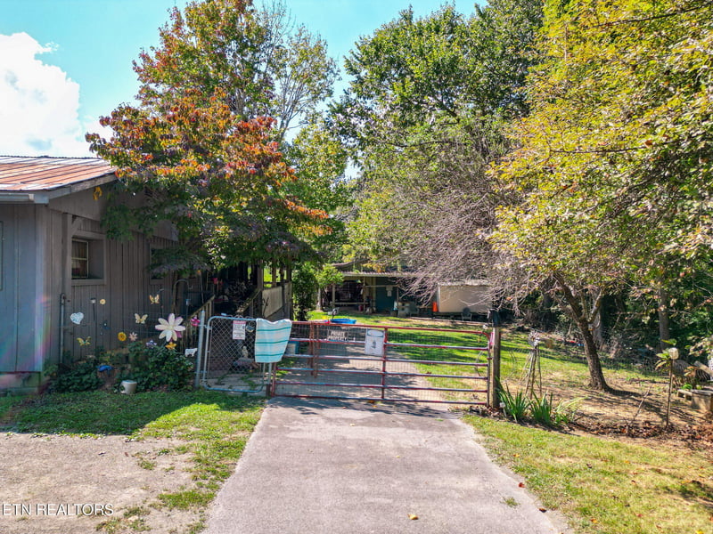 2733 Shipe Rd, Mascot, TN 37806