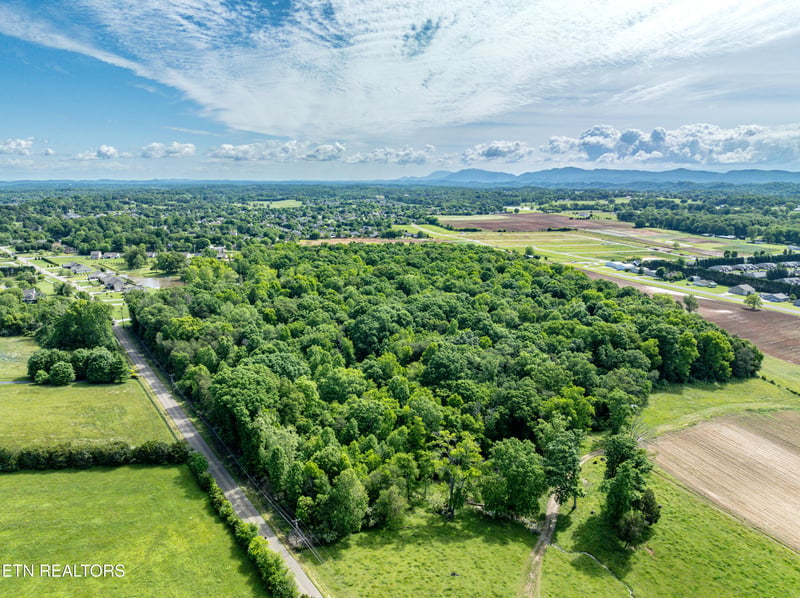 2738 Carpenters Grade Rd, Maryville, TN 37803