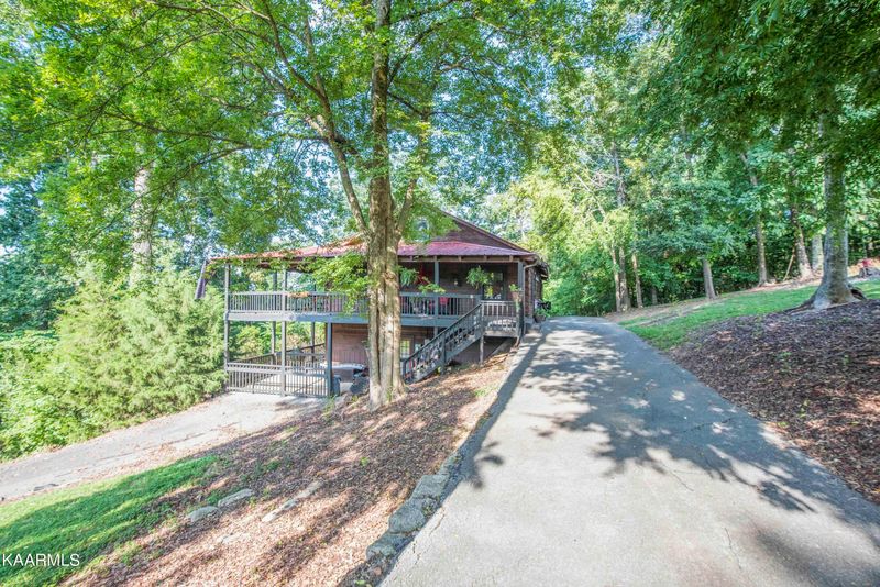 2743 Burnett Dr, Kodak, TN 37764