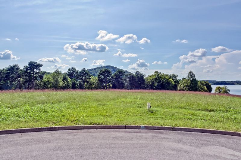 275 Bay Pointe Rd, Vonore, TN 37885