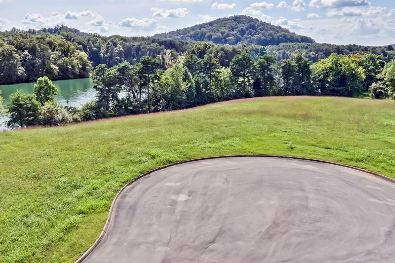 275 Bay Pointe Rd, Vonore, TN 37885
