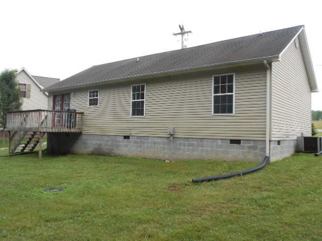 275 Clover Cir, Jacksboro, TN 37757