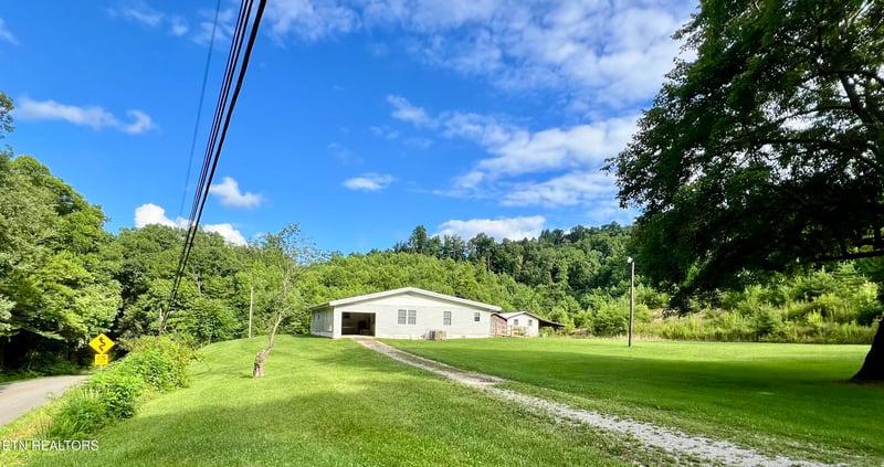 2750 Buffalo Rd, Oneida, TN 37841