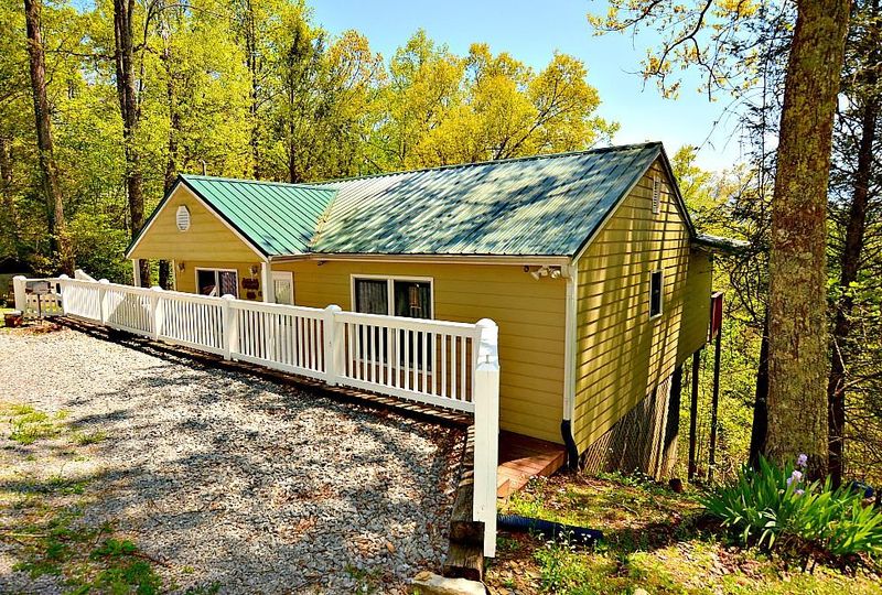 2750 Hawks View Tr, Sevierville, TN 37876