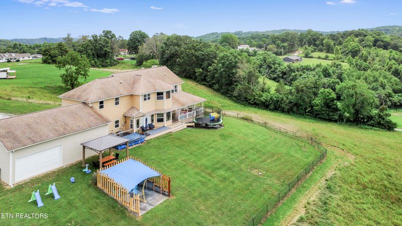 2756 Pinecrest Rd, Jacksboro, TN 37757