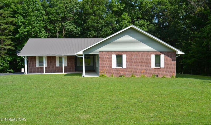 2759 Deer Lodge Hwy, Sunbright, TN 37872