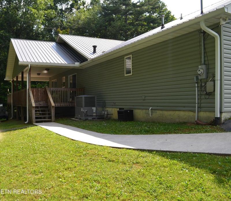 2759 Deer Lodge Hwy, Sunbright, TN 37872