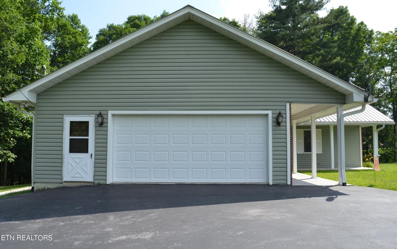 2759 Deer Lodge Hwy, Sunbright, TN 37872