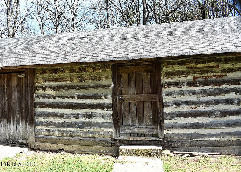 276 Black Mountain Rd, Tellico Plains, TN 37385