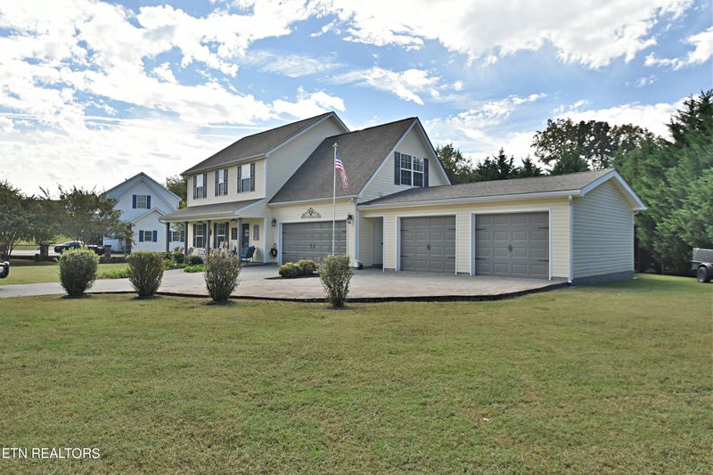 276 Sharp Dr, Lenoir City, TN 37771