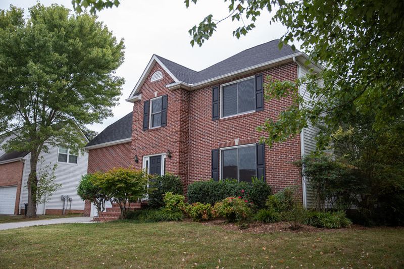 2762 Elston Brae Dr, Powell, TN 37849