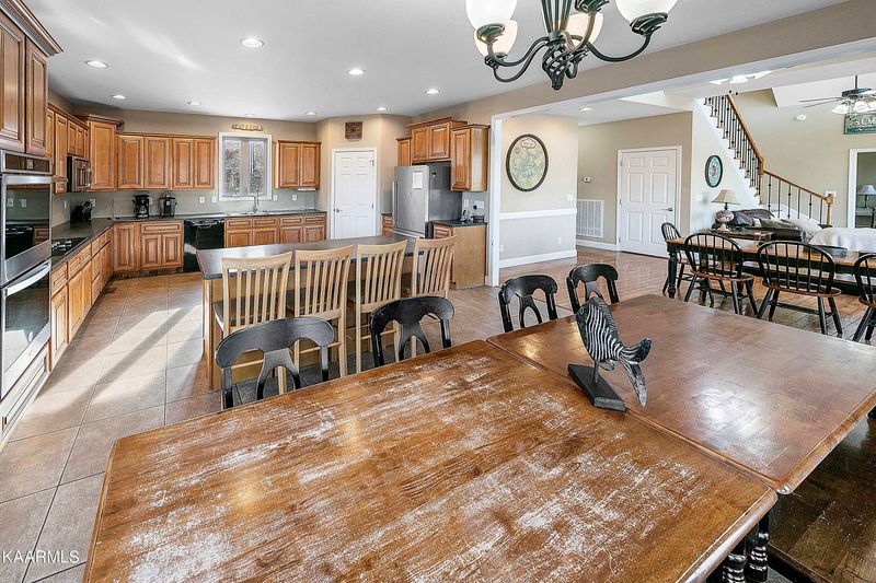 277 Cedar Cir, Jacksboro, TN 37757