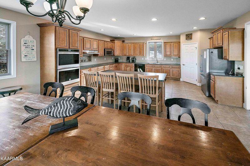 277 Cedar Cir, Jacksboro, TN 37757