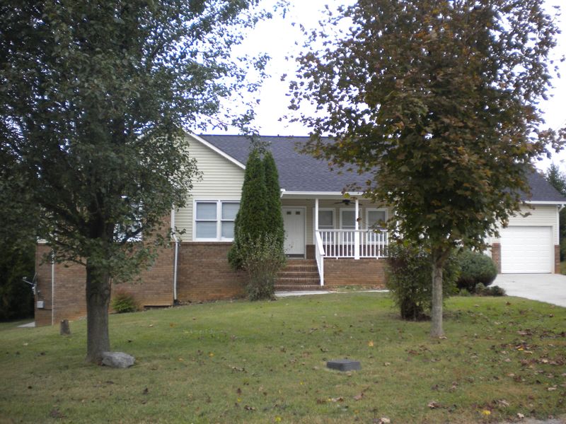 279 Cross Creek Cir, Maynardville, TN 37807