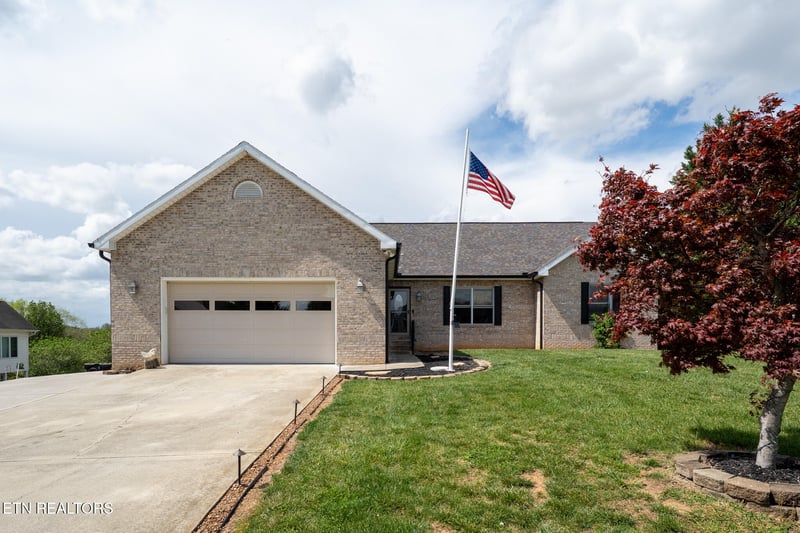 280 Hilltop Dr, Lenoir City, TN 37772