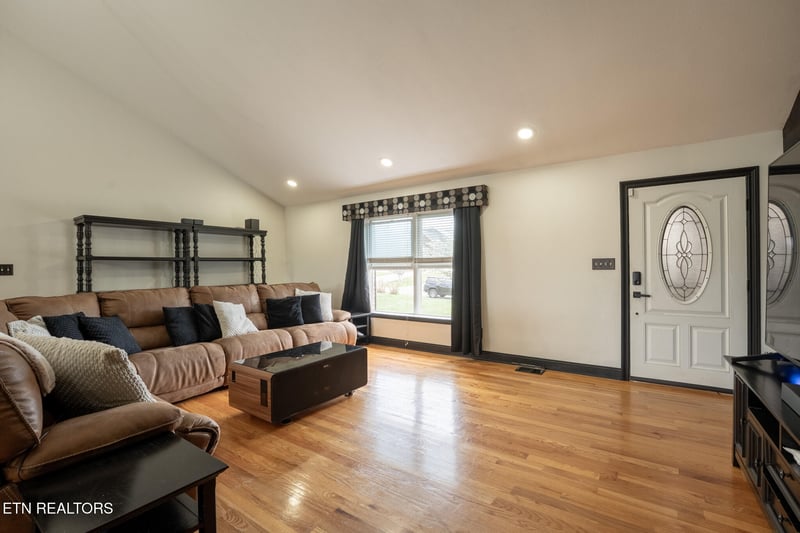 280 Hilltop Dr, Lenoir City, TN 37772