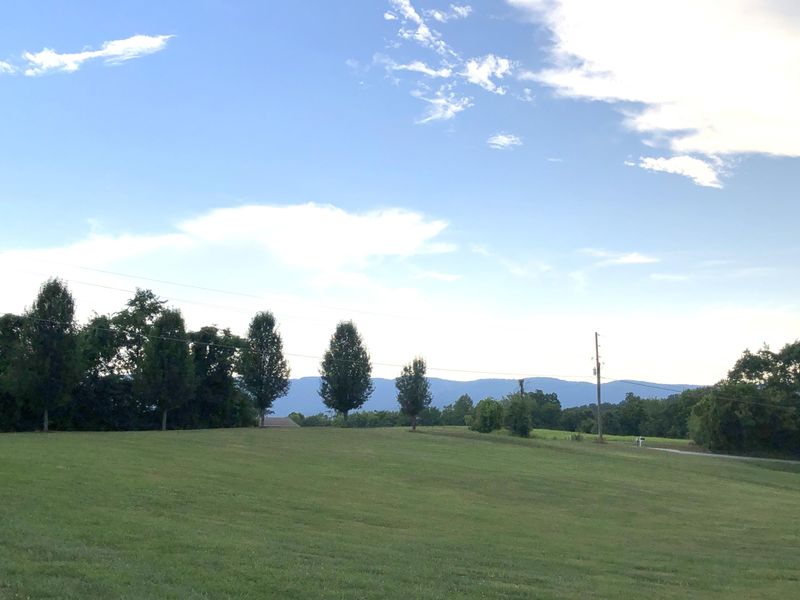 2803 Pinecrest Rd, Jacksboro, TN 37757