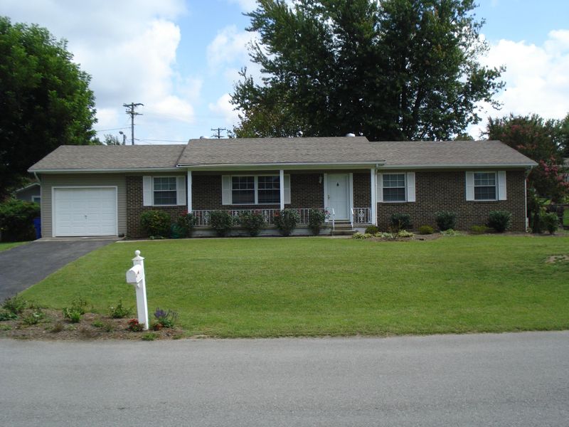 2808 Broadmeade Dr, Powell, TN 37849