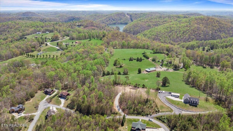 281 Red Oak Cir, Caryville, TN 37714