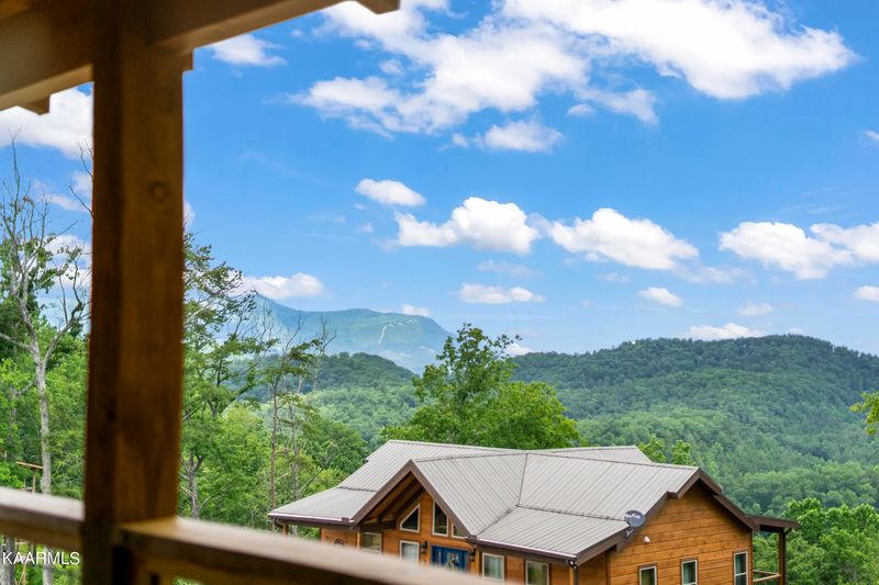 2810 Red Sky Dr, Pigeon Forge, TN 37862