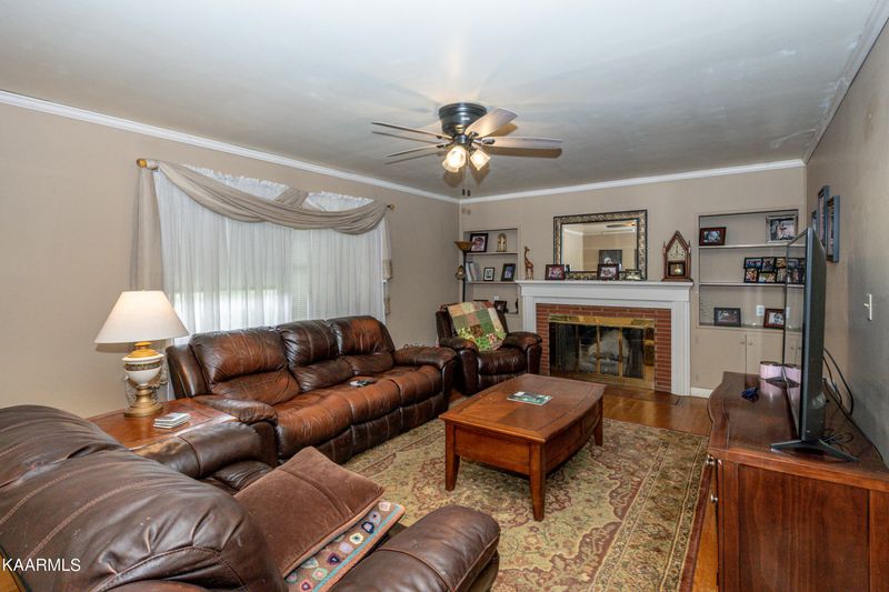 2810 Thomas Dr, Maryville, TN 37804