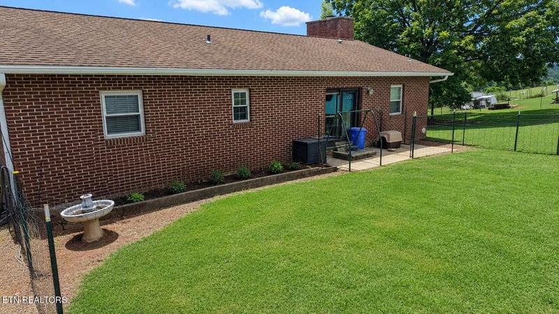2812 Mentor Rd, Louisville, TN 37777