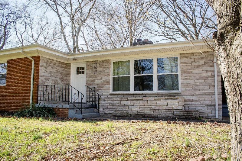 2813 Thomas Dr, Maryville, TN 37804