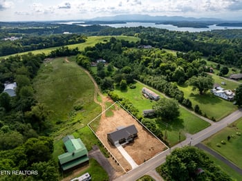2816 Holiday Hills Rd, Kodak, TN 37764