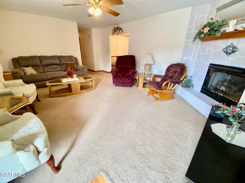 2816 Yarberry Edge Ln, Kodak, TN 37764