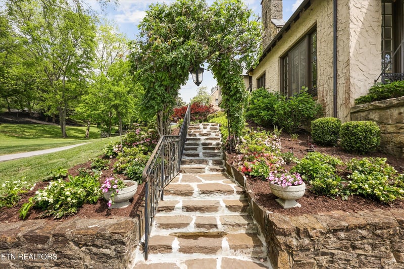 2824 Kingston Pike, Knoxville, TN 37919