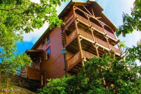 2828 White Oak Ridge Ln, Sevierville, TN 37862
