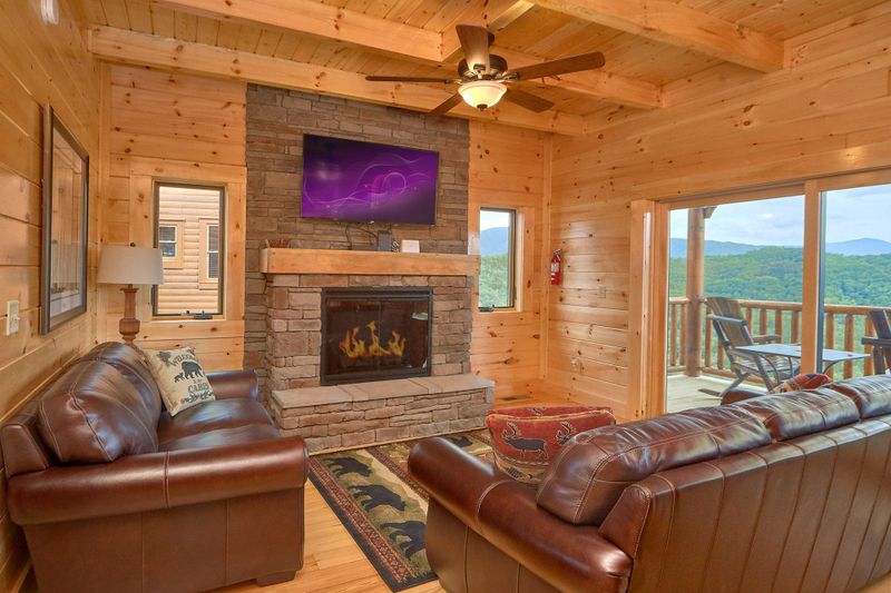2830 White Oak Ridge Ln, Sevierville, TN 37862