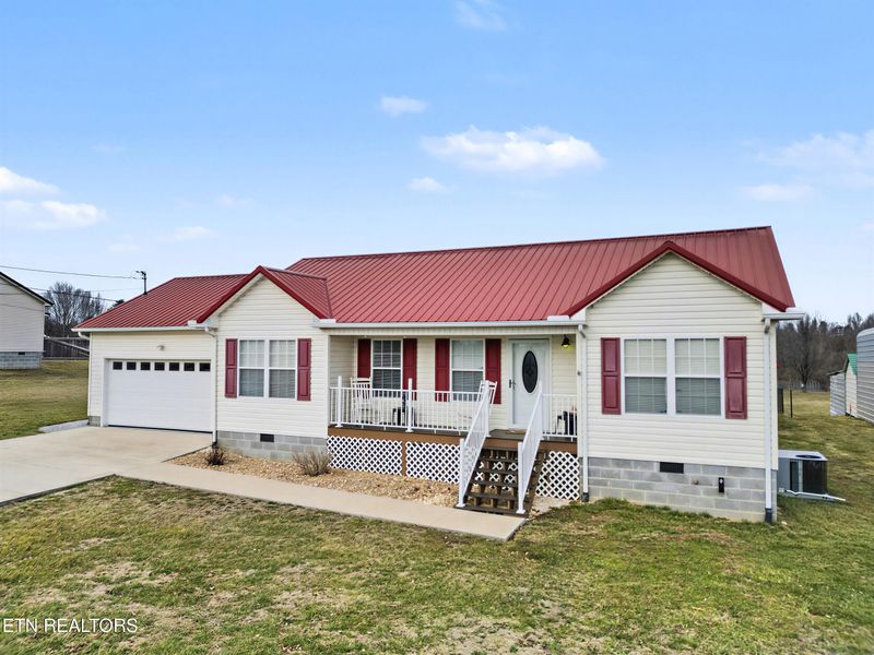 2833 Pinecrest Rd, Jacksboro, TN 37757