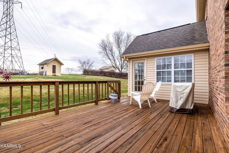 2833 Ty Dr, Louisville, TN 37777