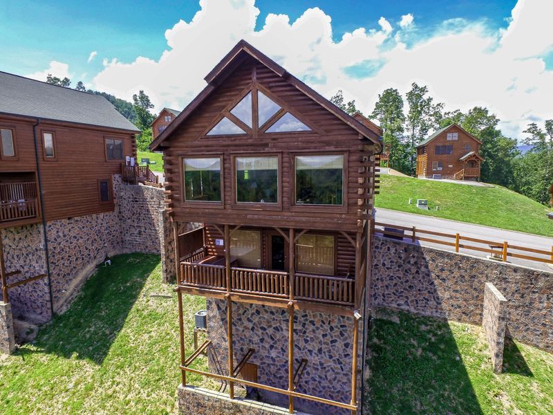 2852 White Oak Ridge Ln, Sevierville, TN 37862