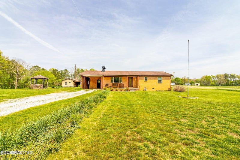 2854 Airport Rd, Oakdale, TN 37829