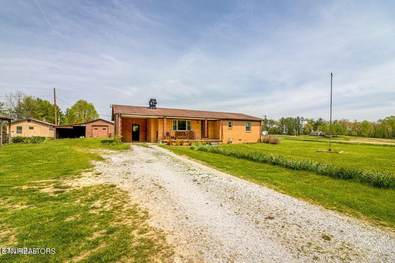 2854 Airport Rd, Oakdale, TN 37829