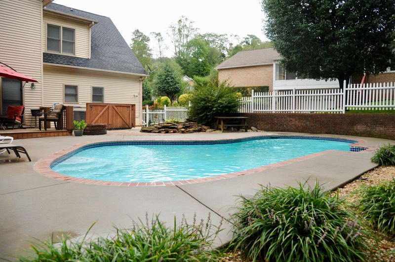 287 Country Run Cir, Powell, TN 37849