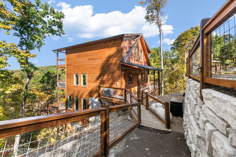 2876 Pine Haven Dr, Sevierville, TN 37862