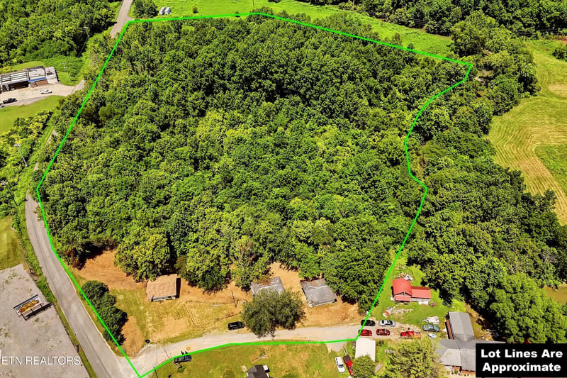 289 Midway Dr, Oliver Springs, TN 37840