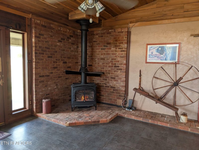 29 Brady Ln, Crossville, TN 38555