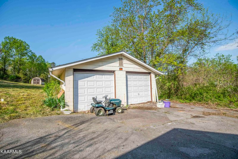 2901 Shipe Rd, Mascot, TN 37806
