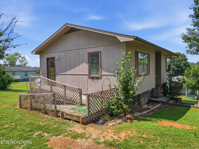 291 Overhill Dr, Sweetwater, TN 37874